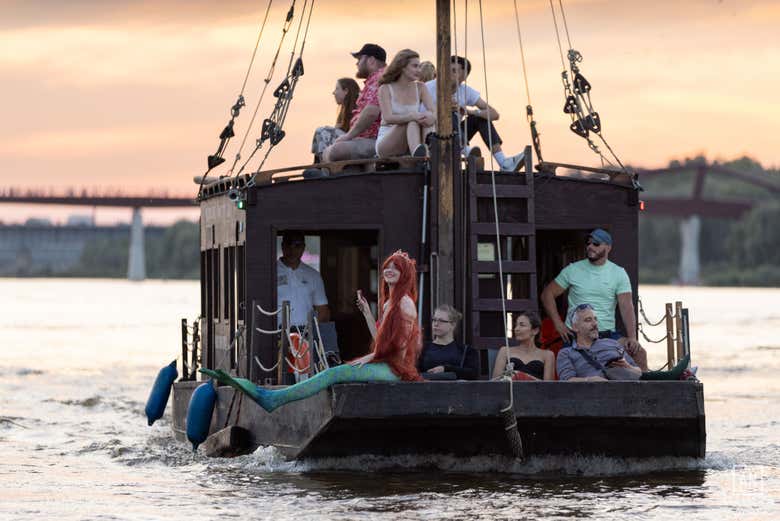 Relax on board a traditional boat
